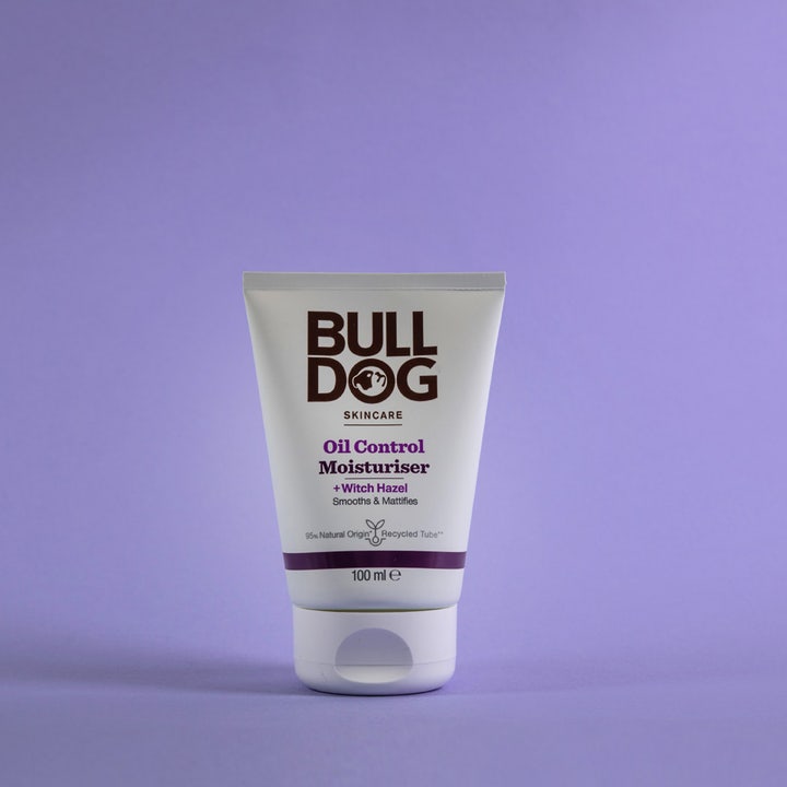 Bulldog Oil Control Moisturiser 100 ml matterende dagcreme i hvid tube med lilla detaljer mod lilla baggrund.