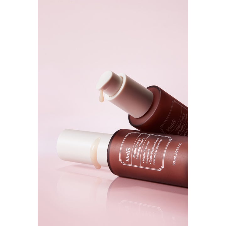 Klairs Maple Energy Infusing Serum 30 ml glødgivende serum i brune flasker med hvide pumper og lyserøde dråber.