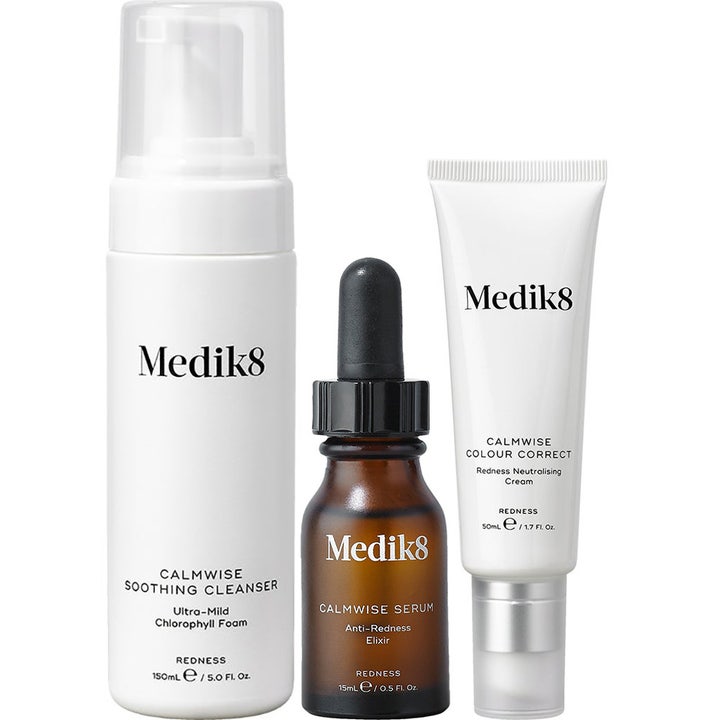 Medik8 Calmwise beroligende hudpleje mod rødme med 150ml rens, 15ml serum i brun glasflaske og 50ml creme i tube.