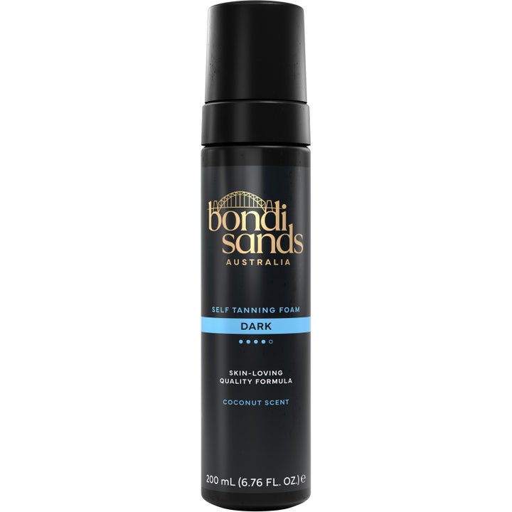 Bondi Sands Self Tanning Foam Dark 200 ml selvbruner der giver en dyb kulør i sort flaske med blåt bånd.
