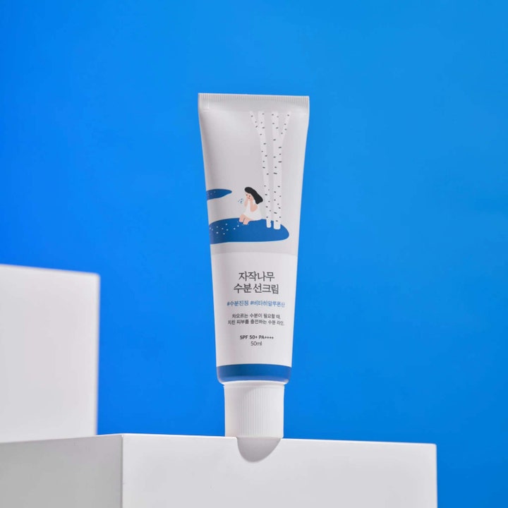Round Lab Birch Juice Moisturizing Sunscreen 50 ml fugtgivende solcreme SPF 50+ i hvid tube mod blå baggrund