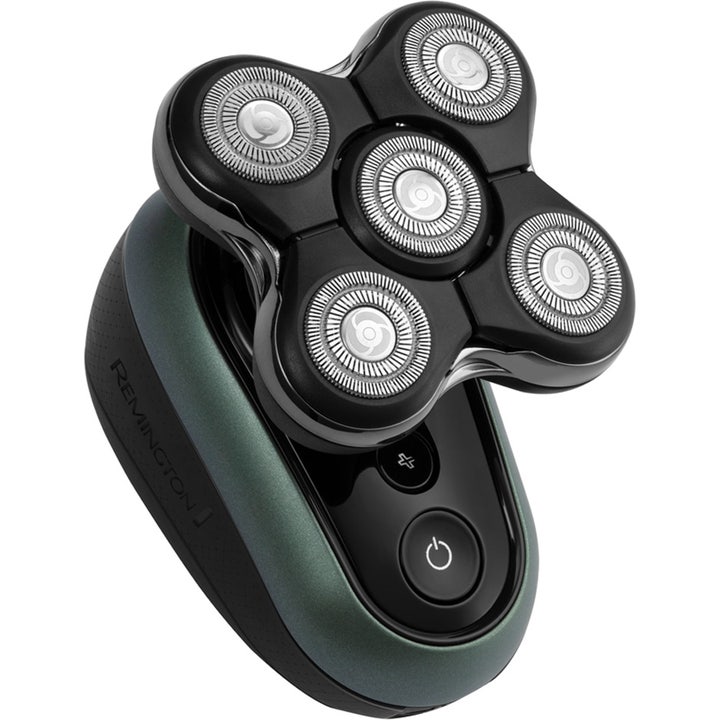 Remington Ultimate Series XR1500 barbermaskine til hovedet giver en tæt barbering med fem roterende skærehoveder.