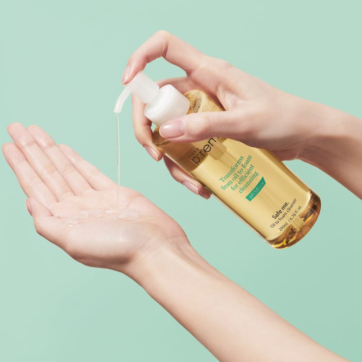 Make Prem Safe Me Oil To Foam Cleanser 200 ml ansigtsrens pumpes ud i hånden som en gylden rensende olie