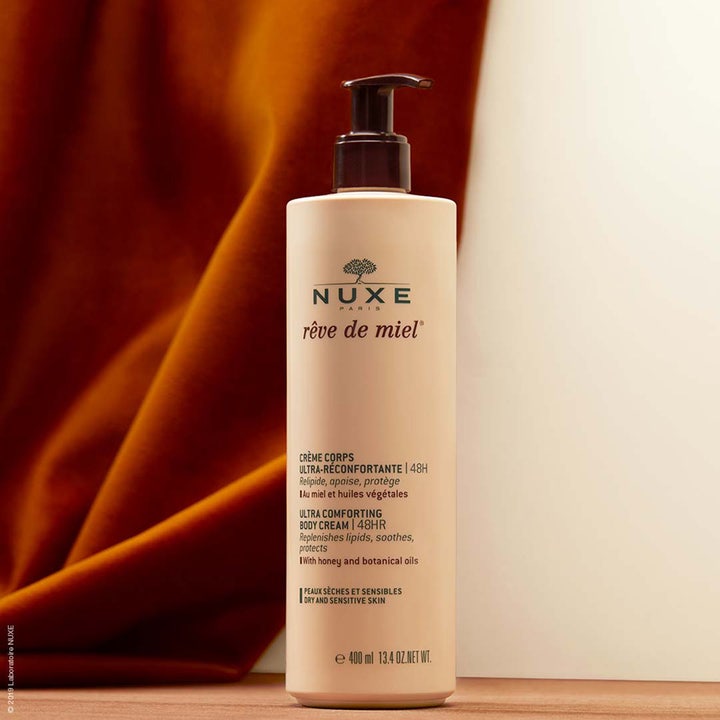Nuxe Rêve de Miel Comforting Body Cream 400 ml bodylotion der giver fugt i beige flaske med pumpe til tør hud.