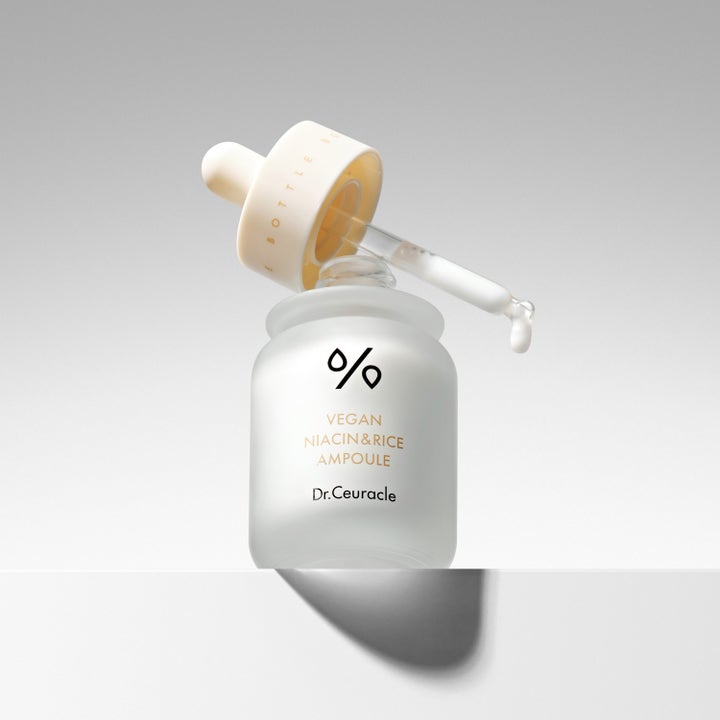 Dr. Ceuracle Vegan Niacin & Rice Ampoule 30 ml lysnende ansigtsserum i frostet glas med mælkehvid tekstur på pipetten.