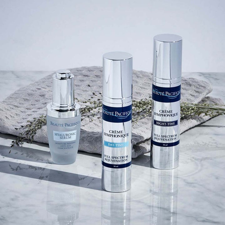Beauté Pacifique Symphonique Hyaluronic Serum 30 ml fugtgivende serum i frostet glasflaske vist med dag- og natcreme