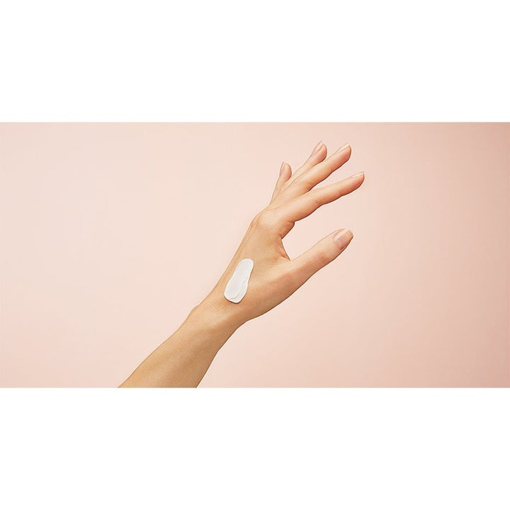 NIVEA Cellular Filler Elasticity Set elasticitetsgivende hudpleje med hvid cremetekstur på en hånd.