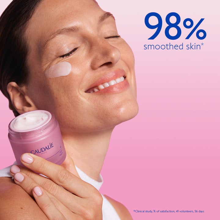Caudalie Resveratrol-Lift Firming Night Cream 50 ml opstrammende nattkräm i lyserød krukke vist på smilende kvinde