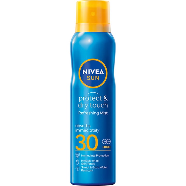 Nivea Sun Protect & Dry Touch Refreshing Mist SPF 30 solspray giver usynlig beskyttelse i en blå flaske med gult låg.
