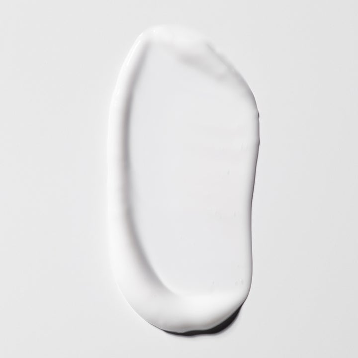 Jorgobé Niacinamide Body Lotion 300 ml fugtgivende kropspleje med en cremet hvid tekstursmøre der giver jævn hud.