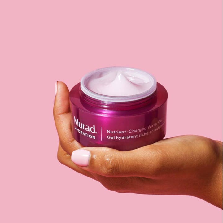 Murad Hydration Nutrient-Charged Water Gel 50 ml ansigtscreme i lilla krukke holdes i en hånd