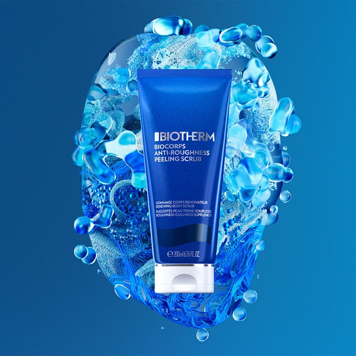 Biotherm Biocorps Body Scrub 200 ml eksfolierende kropsskrub i blå tube med hvidt låg foran vandbobler