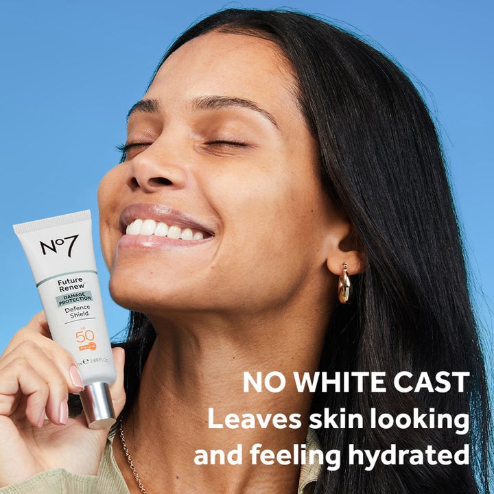 No7 Future Renew Defence Shield SPF50 50 ml solcreme på tube anvendt af kvinde med smilende ansigt