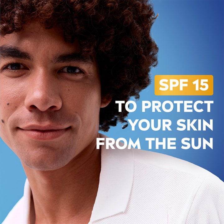 NIVEA Sensitive Moisturiser 75 ml fugtgivende ansigtscreme med SPF 15 solbeskyttelse vist med en smilende mand