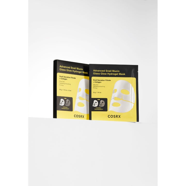 COSRX Advanced Snail Mucin Glass Glow Hydrogel Mask 3 stk fugtgivende hudpleje i sort og gul æske og sachet.