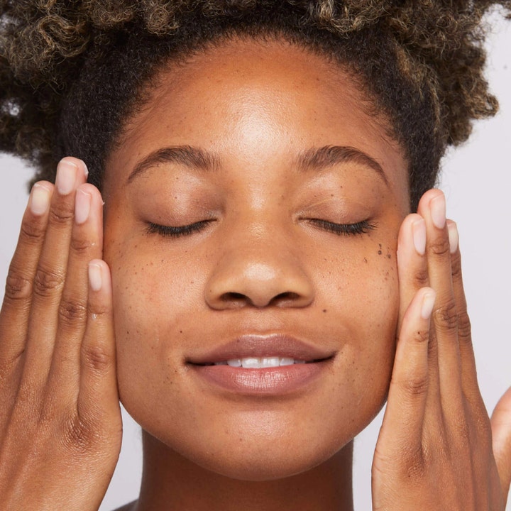 Dermalogica Sound Sleep Cocoon 10 ml fugtgivende natcreme vist på person med lukkede øjne og hænder på kinderne