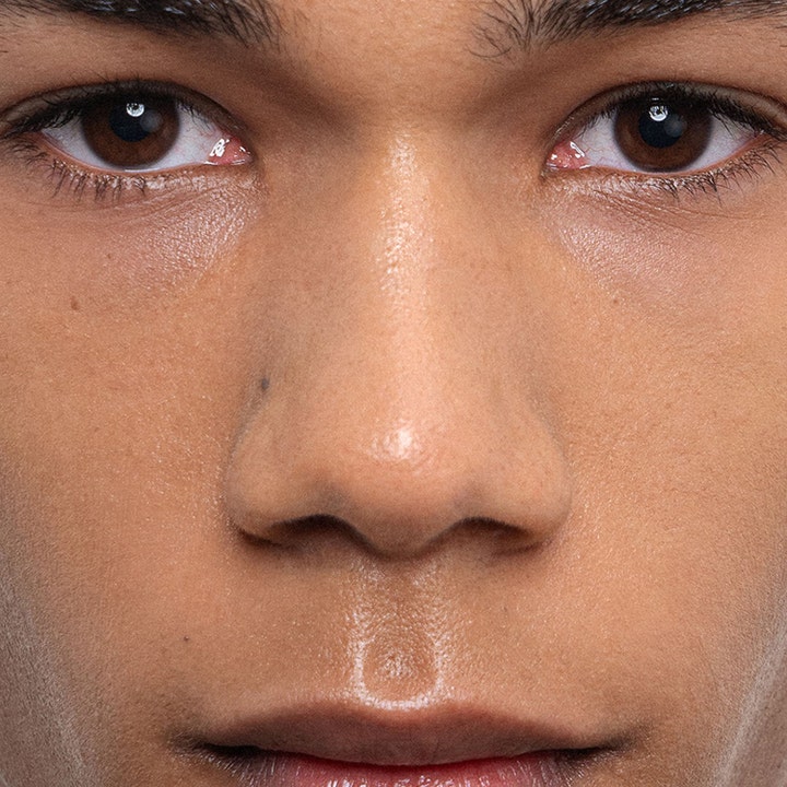 MÁDARA H2O Tint Hyaluron Serum 30 ml giver fugt og en jævn glød på en person med mørke øjne.