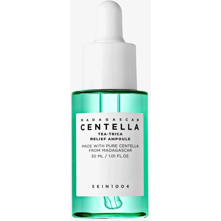 SKIN1004 Madagascar Centella Tea-Trica Relief Ampoule 30 ml beroligende ansigtsserum i klar grøn glasflaske med hvid pipette