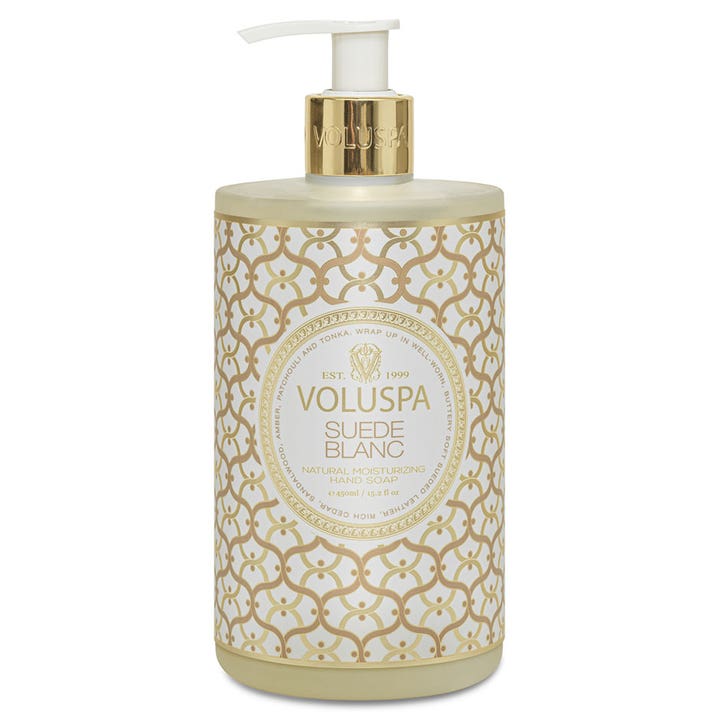 Voluspa Suede Blanc 450 ml fugtgivende håndsæbe i mønstret flaske med elegant guldpumpe
