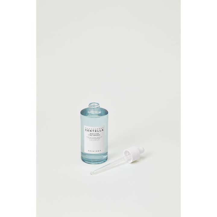 SKIN1004 Madagascar Centella Hyalu-Cica First Ampoule 100 ml serum i lyseblå glasflaske med løs pipette