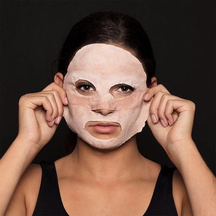 Starskin Silkmud Pink Clay 16 g rensende sheet maske med lyserødt ler vist påført ansigtet på en model.