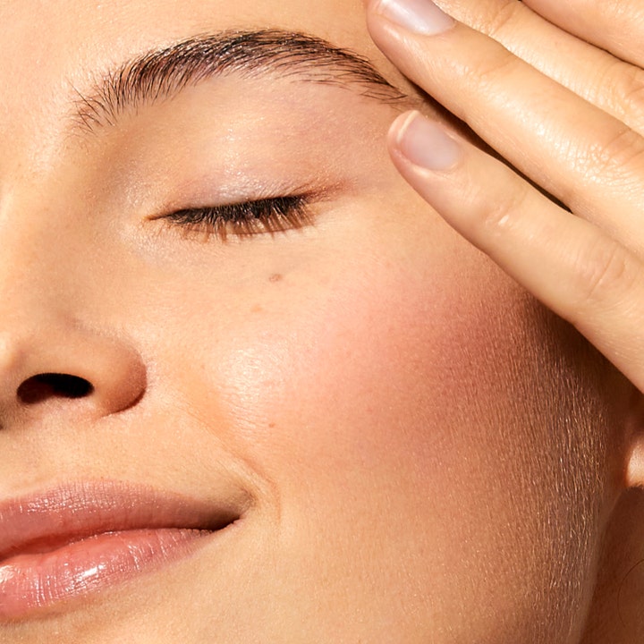 Nuxe Prodigieuse Boost Vitamin C Glow Boosting Serum 30 ml giver huden strålende glød vist på et smilende ansigt.