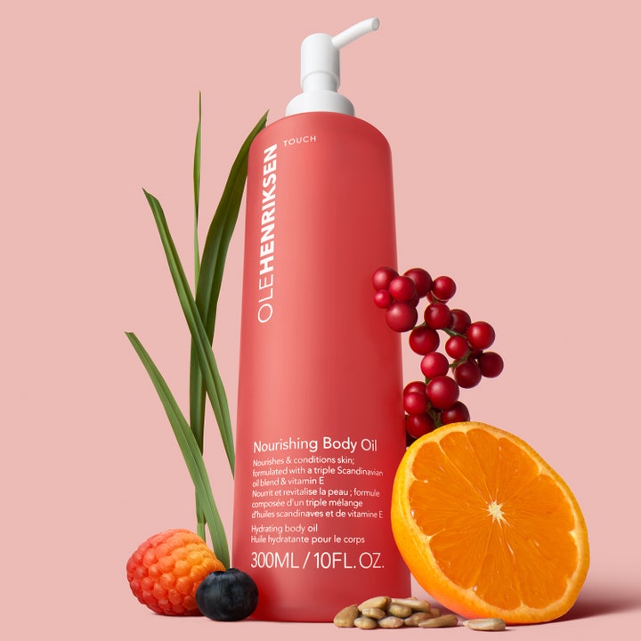 Ole Henriksen TOUCH Nourishing Body Oil 300 ml nærende kropsolie i koralrød pumpeflaske med friske bær og appelsin