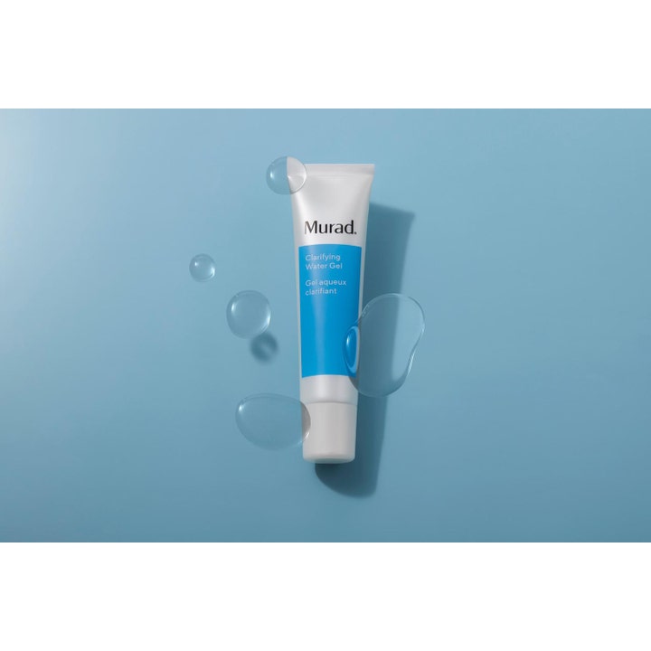 Murad Clarifying Water Gel 60 ml fugtgivende ansigtsgel i hvid tube omgivet af vanddråber på blå baggrund