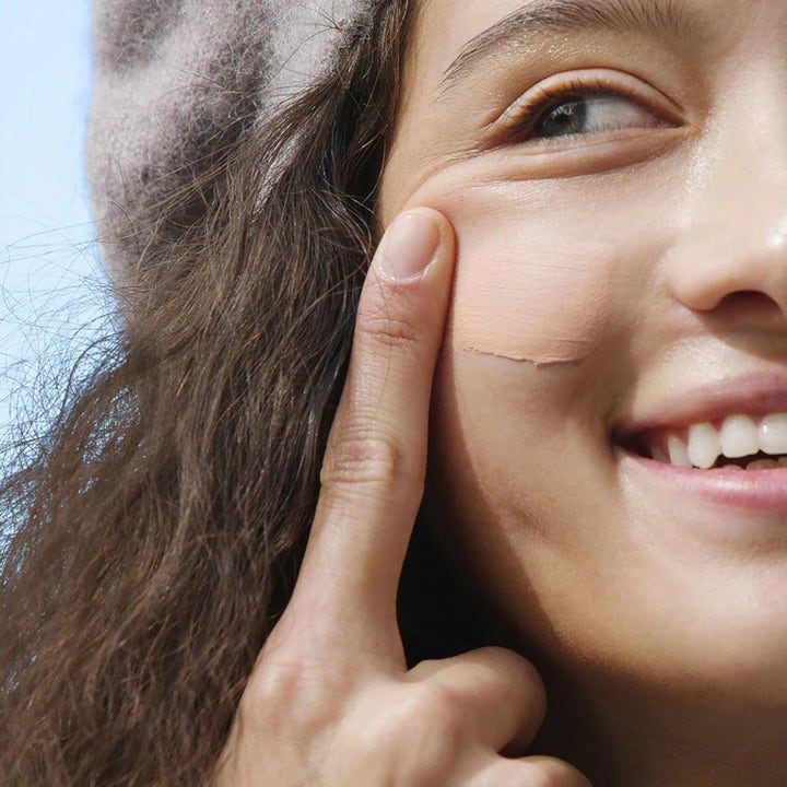 Dermalogica AGE smart Skinperfect Primer SPF30 ansigtscreme påføres som en glattende primer på kinden