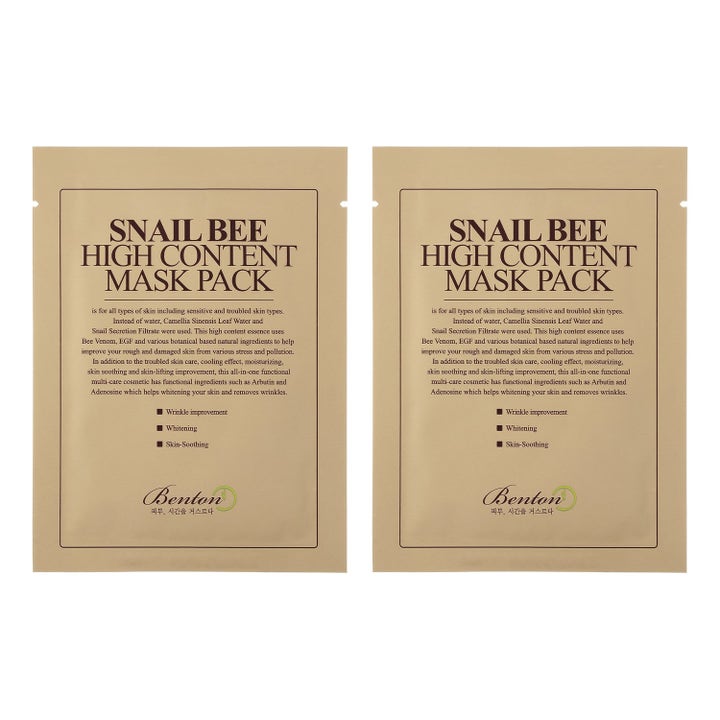 Benton Snail Bee High Content Mask Pack beroligende ansigtsmaske med snegleekstrakt i to beige engangsposer.