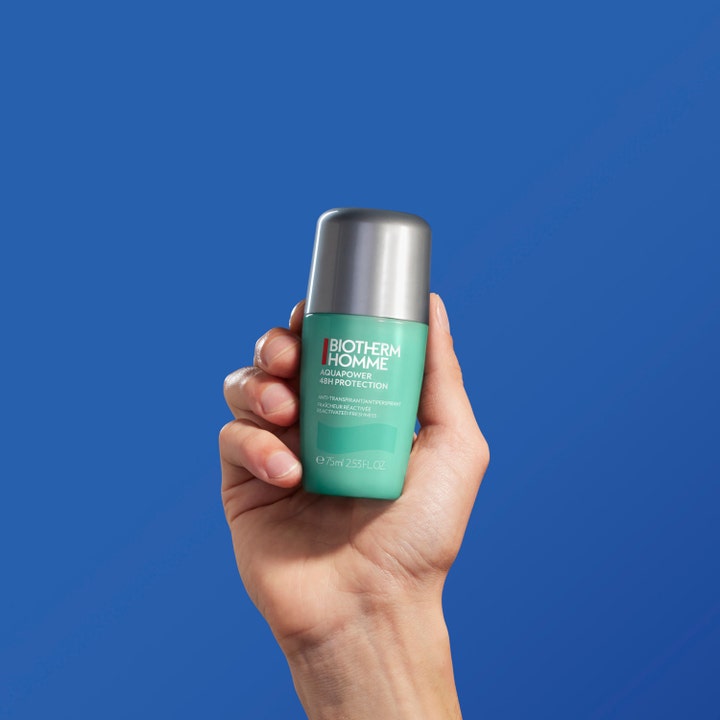 Biotherm Homme Aquapower Antiperspirant 75 ml kølende herredeodorant i turkis flaske med sølvlåg holdt i en hånd
