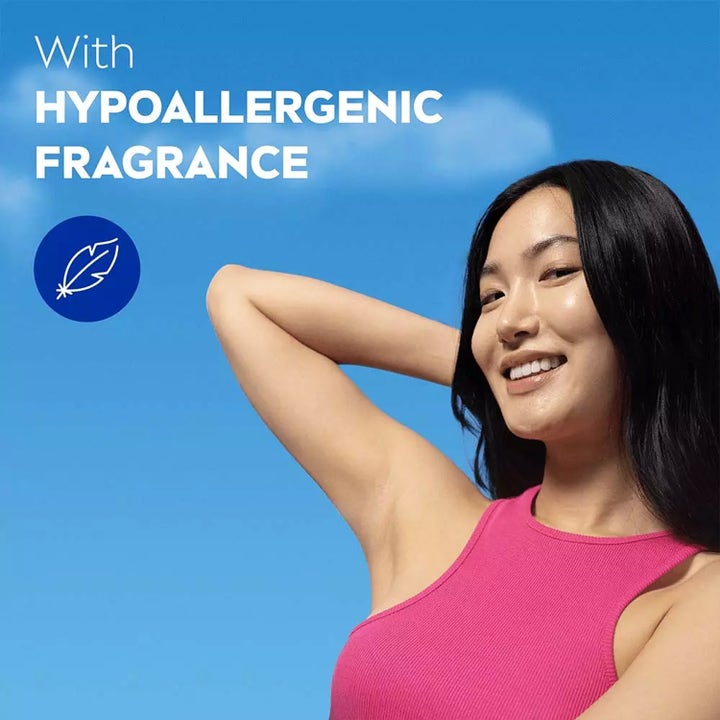 NIVEA Derma Control Restore Sensitive Shower 250 ml duschgel med hypoallergen duft og en smilende kvinde mod blå himmel.