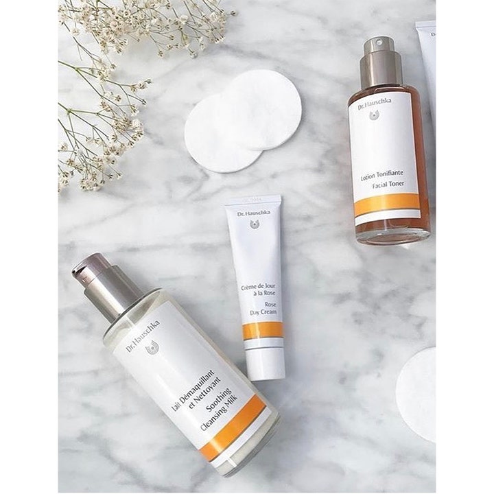 Dr. Hauschka Rose Day Cream 30 ml plejende ansigtscreme i hvid tube med rensemælk og toner på marmor