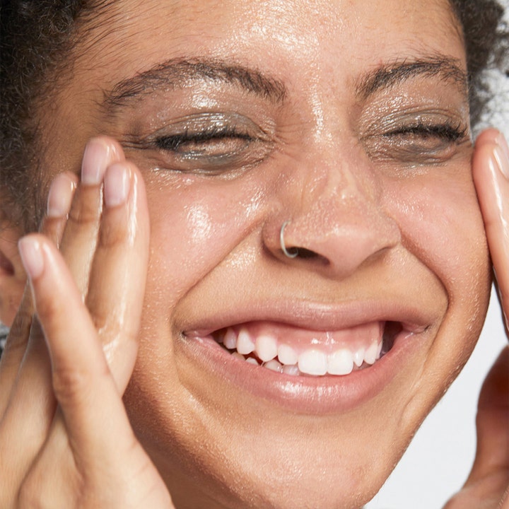 Clinique Take The Day Off Cleansing Balm 125 ml ansigtsrens masseres på huden for at opløse og fjerne makeup
