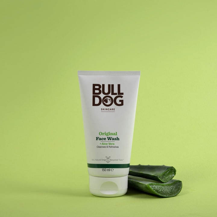 Bulldog Original Face Wash 150 ml opfriskende ansigtsrens i hvid tube med aloe vera blade på grøn baggrund