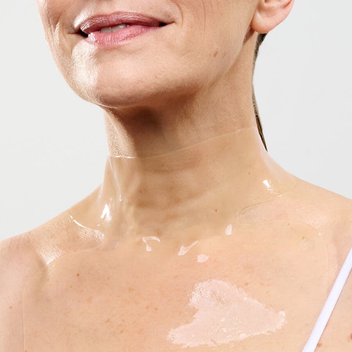 Currentbody Skin Hydrogel Neck and Dec Mask 33 g fugtgivende maske påført hals og dekolletage på en kvinde