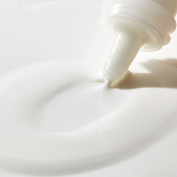 Mario Badescu Deep Blemish Solution 29 ml mod urenheder har en blød hvid cremetekstur fra en tubeapplikator.