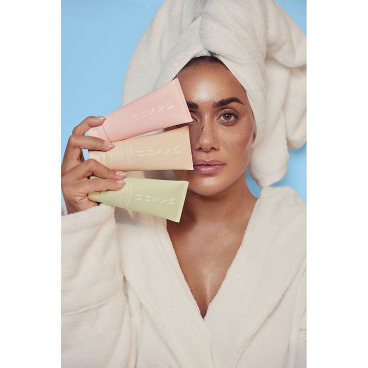 MASHH Mask Set Green Refresh og Pink Repair i tuber holdt af kvinde i hvid badekåbe for glødende hud