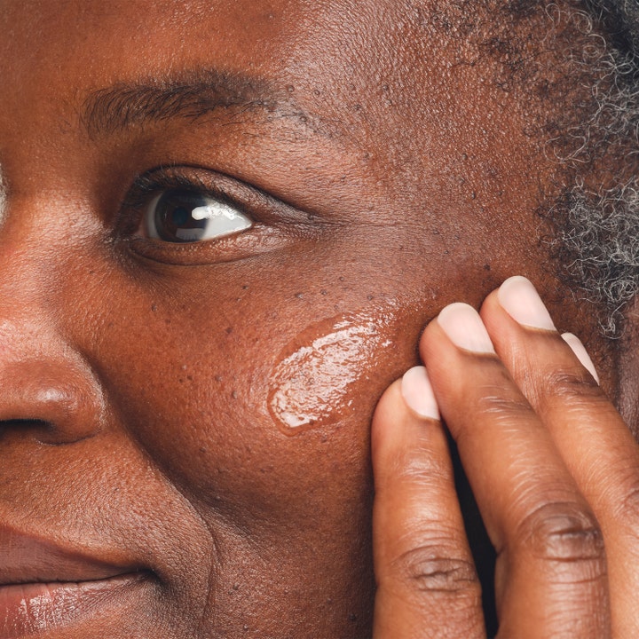 The Ordinary GF Solution 15% Serum 30 ml reparerende serum påføres som klar gel på moden hud på kinden