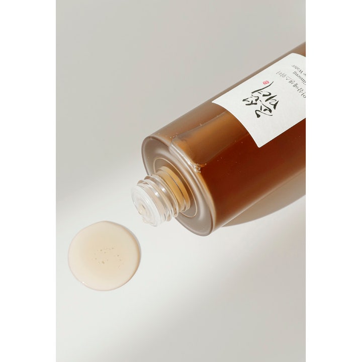 Beauty of Joseon Ginseng Essence Water 40 ml fugtgivende hudpleje viser en dråbe af den brune flydende tekstur.
