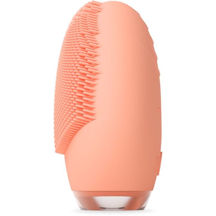 FOREO LUNA 4 go Peach Perfect 1 stk ansigtsrensning skaber glød med ferskenfarvet silikonebørste set fra siden