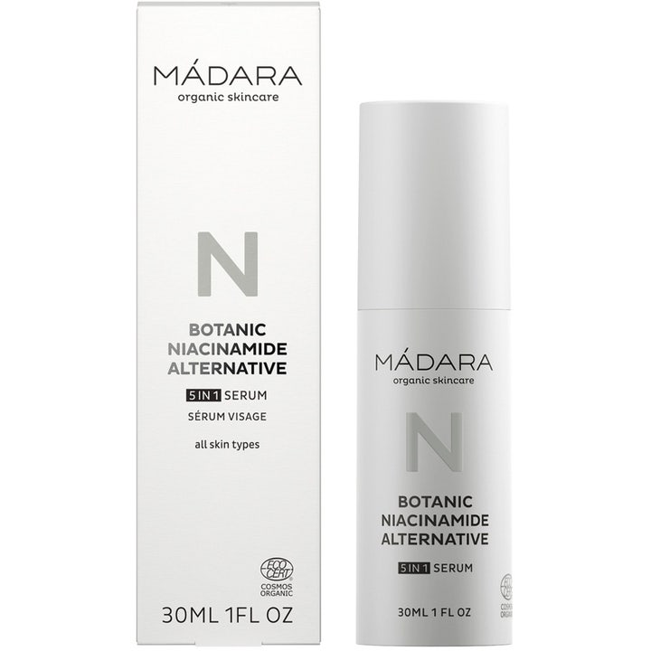 MÁDARA Botanic Niacinamide Alternative 30 ml serum i hvid pumpeflaske og æske der giver fejlfri hud