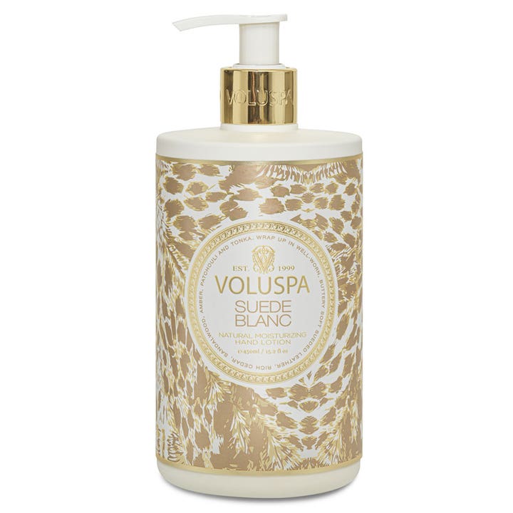 Voluspa Suede Blanc 450 ml fugtgivende håndlotion i hvid flaske dekoreret med guld leopardmønster og guldpumpe.