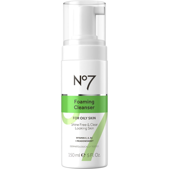 No7 Foaming Cleanser 150 ml rens til fedtet hud der modvirker glans i hvid pumpeflaske med grønne detaljer