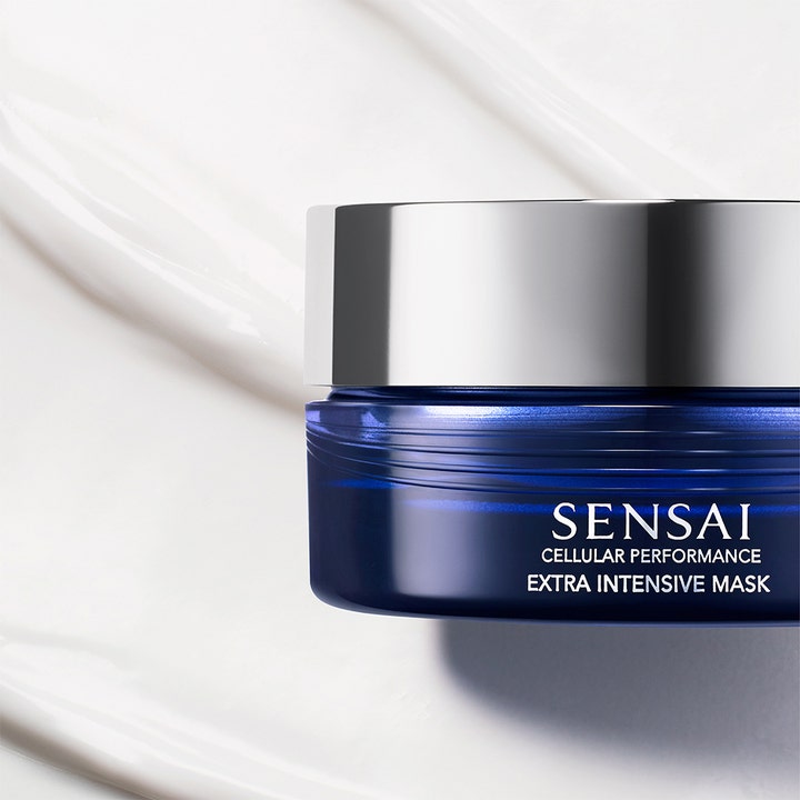 Sensai Cellular Performance Extra Intensive Mask 75 ml fugtgivende ansigtsmaske i mørkeblå krukke mod cremet tekstur