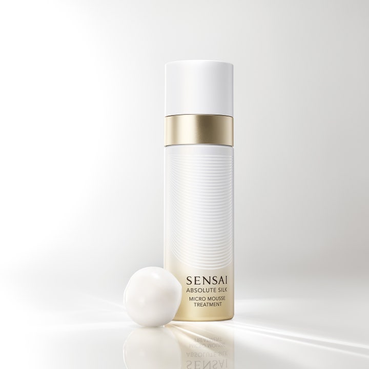 Sensai Absolute Silk Micro Mousse Treatment 90 ml fugtgivende toner i hvid cylinderflaske med guld og luftig mousse.