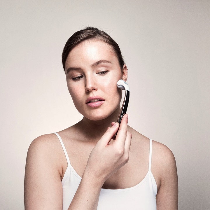 Swiss Clinic Skin Roller 0,5 mm 1 stk dermaroller til ansigtspleje stimulerer huden vist i brug på en kvindes kind