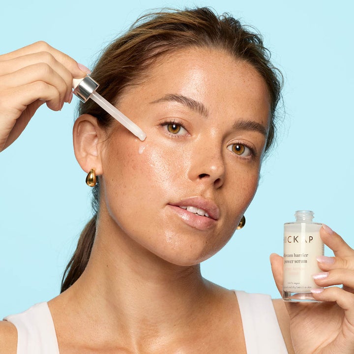 Hickap Dream Barrier Power Serum 30 ml styrkende ansigtsserum påføres med pipette for en sund og fugtet glød