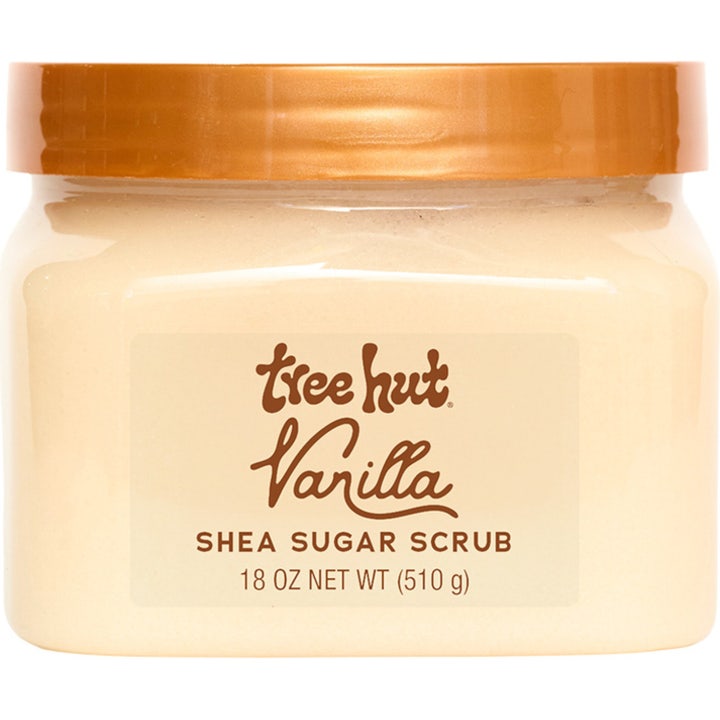 Tree Hut Vanilla Shea Sugar Scrub 510 g eksfolierende body scrub for blød hud i en gennemsigtig krukke med orange låg