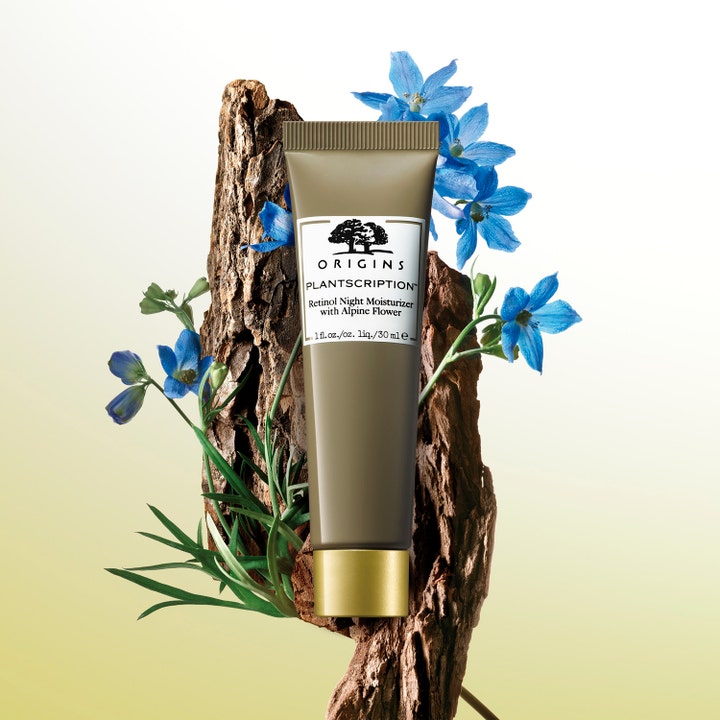 Origins Plantscription Retinol Night Moisturizer 30 ml nattcreme i tube foran bark og blå blomster